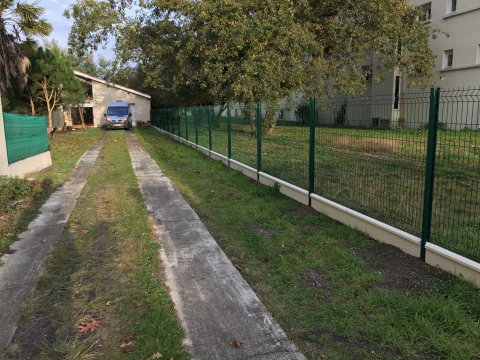 Fourniture & pose de clôture en Panneau Rigide à PESSAC (33)